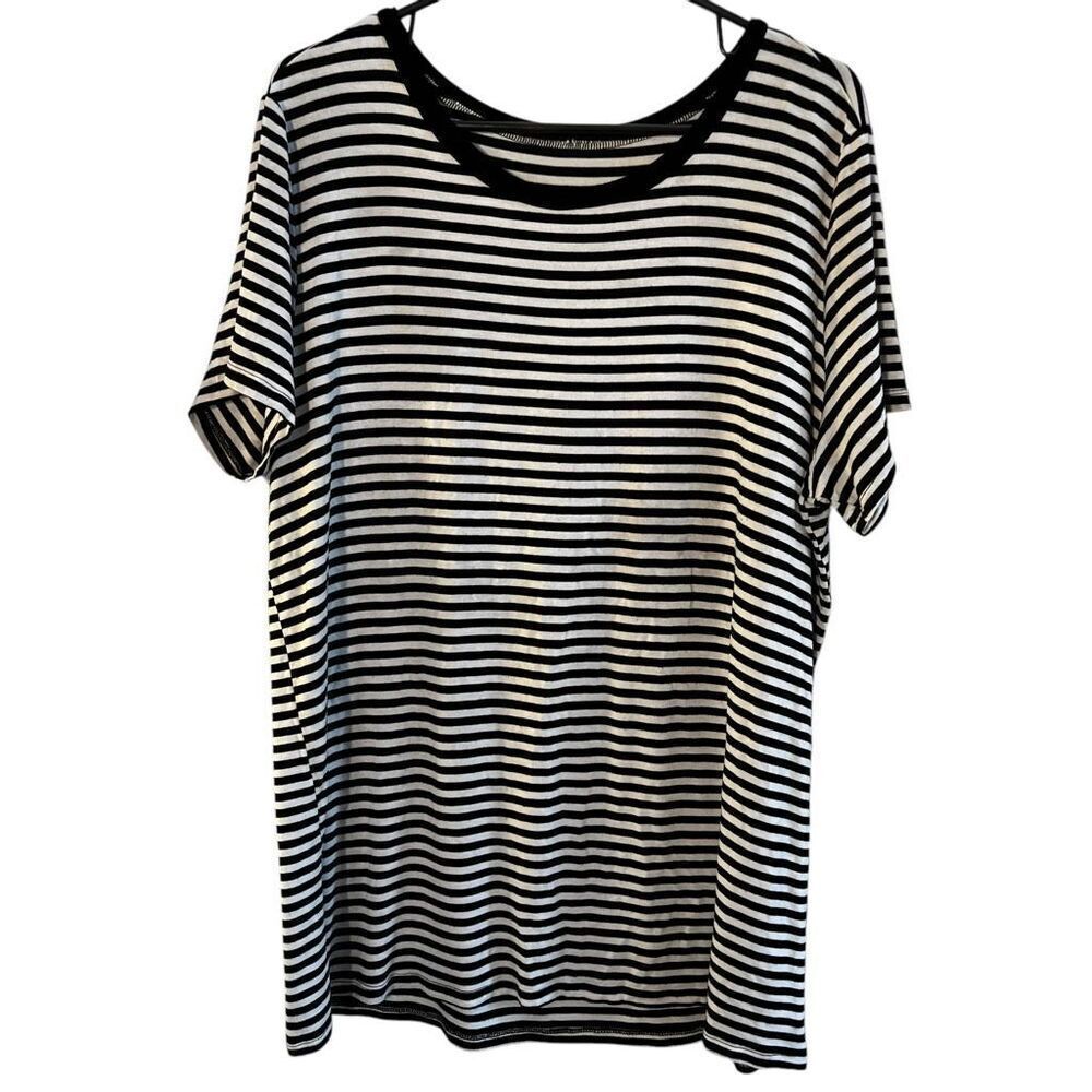Torrid Womens Size 1X Super Soft Knit Tunic Top Black White Stripe Short Sleeve
